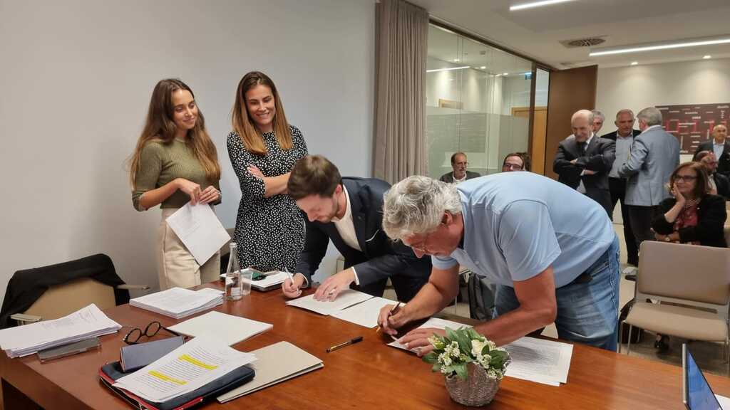 Assinatura da escritura de criação do RAIL CoLAB