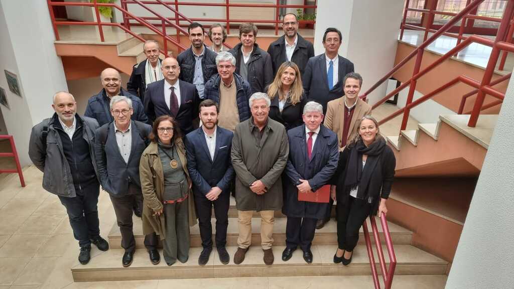 Fotografia de grupo dos associados do RAIL CoLAB numa escadaria