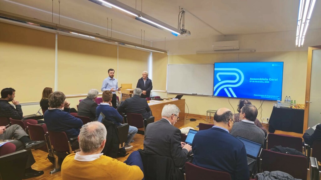 Associados reunidos numa sala durante a Assembleia Geral