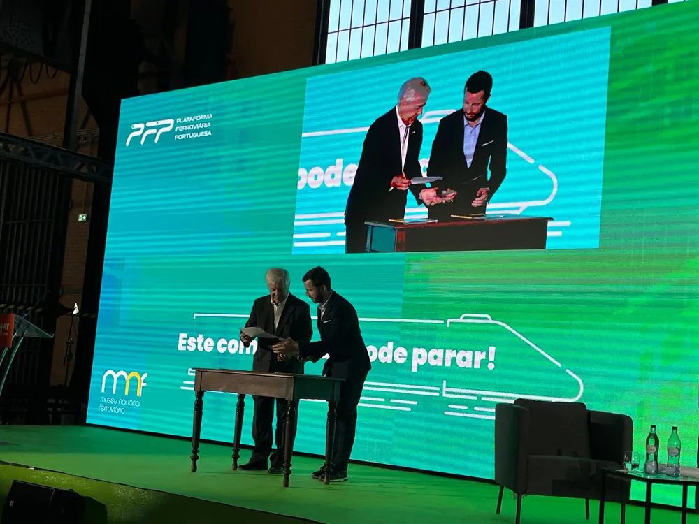 Assinatura do protocolo entre RAIL CoLAB e MEDWAY em palco no Portugal Railway Summit